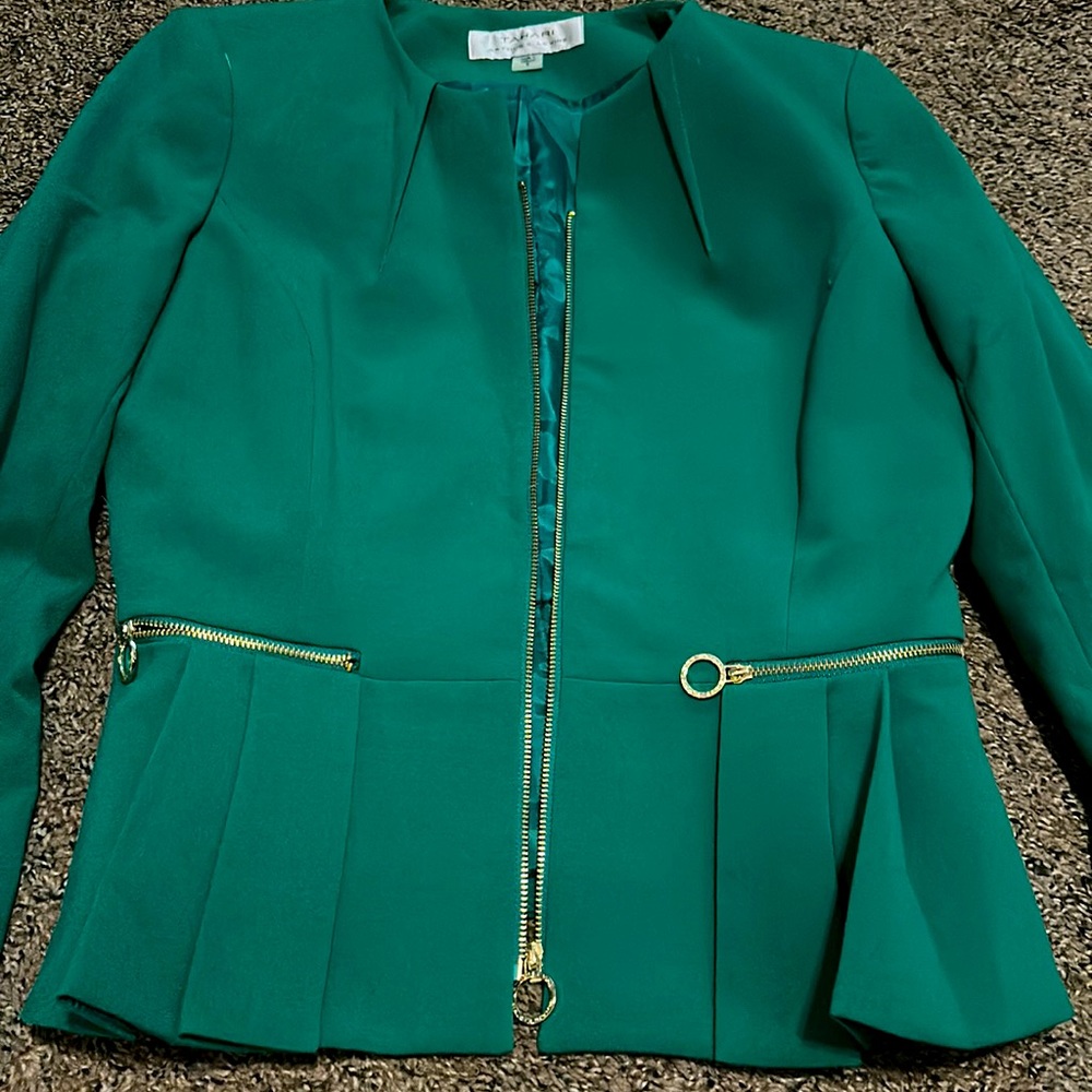 Tahari suit size 6 great condition